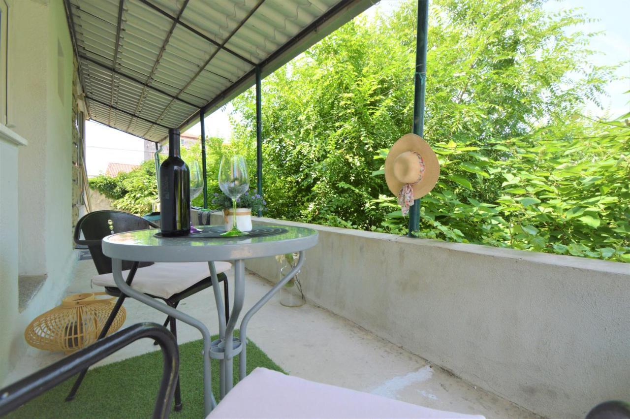 Vinea-parking Included